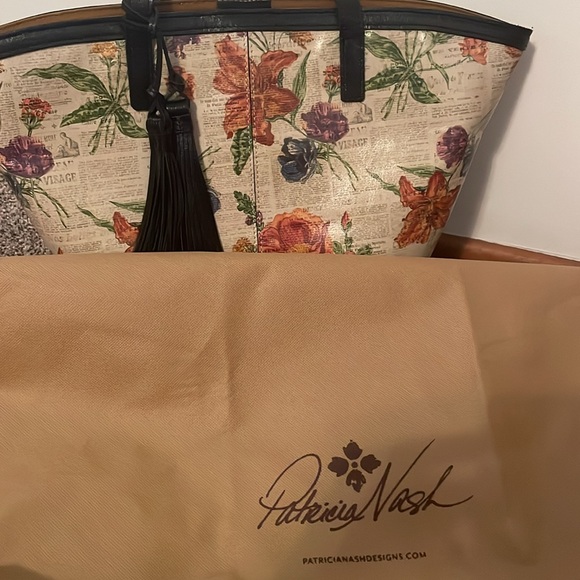 Patricia Nash leather tote in Parisian newsprint - Picture 6 of 8